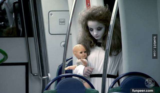 乘客一直等不到地鐵車廂門打開，然後燈光一暗…大家都被突現的女孩嚇到媽媽都不認得！